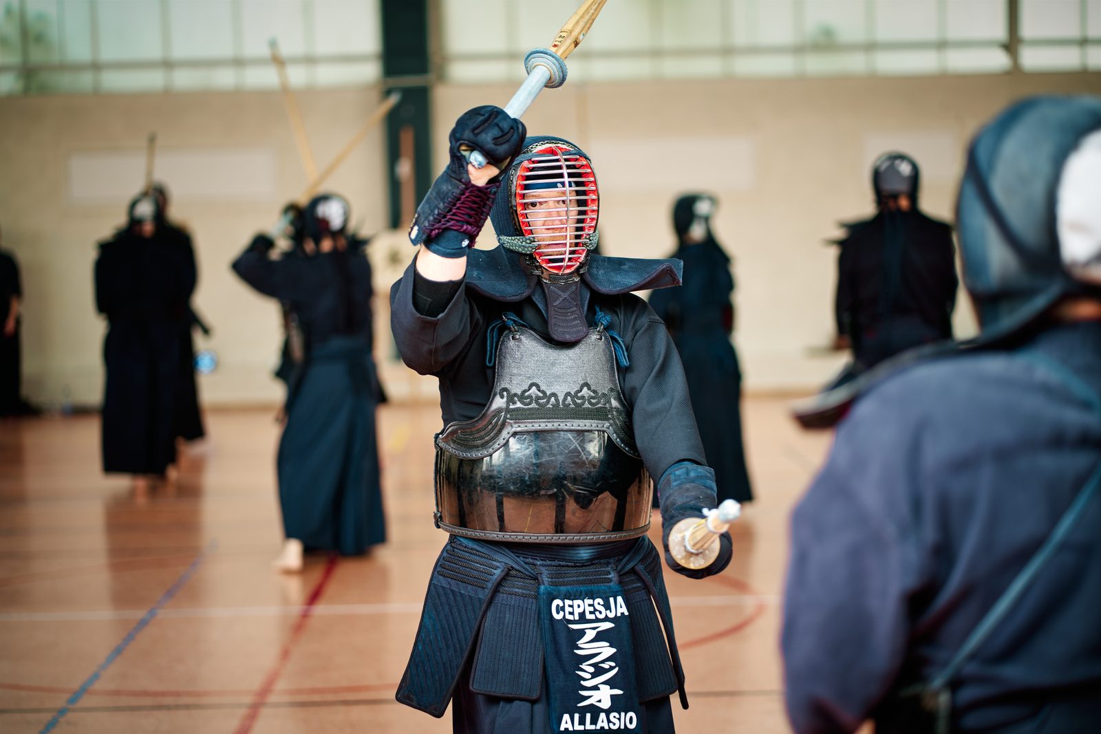 Pratiquant du CEPESJA, shinai levé face à un adversaire