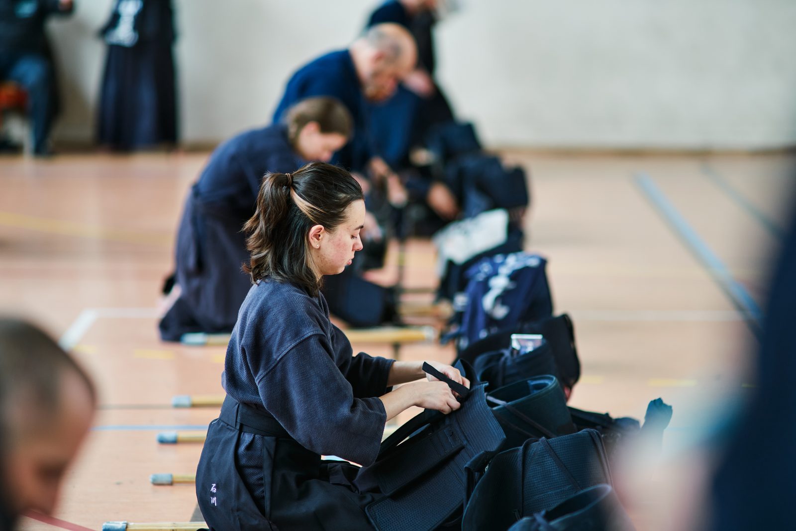 Pratiquante du CEPESJA préparant son équipement avant l'entraînement