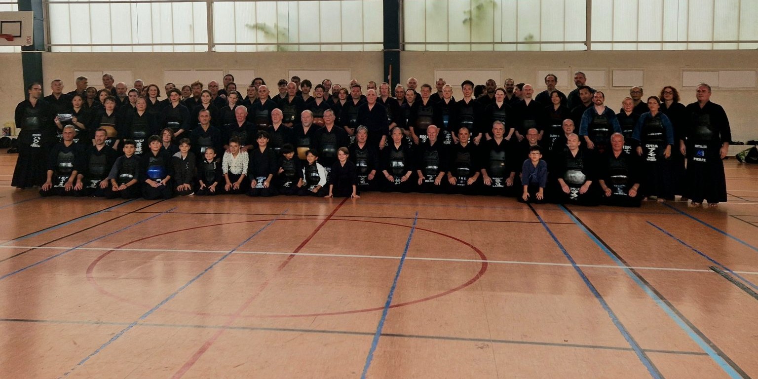 Le CEPESJA au complet, photo de groupe en seiza pour les 50 ans du club